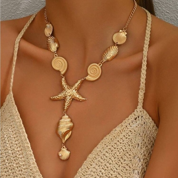 Anthropologie Gold Seashell star hanging beach summer Necklace - Picture 1 of 3